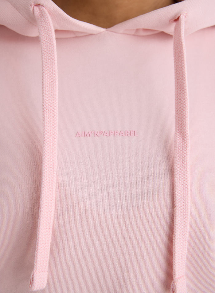 Lähikuva sävy sävyyn olevasta aim'n-logosta vaaleanpunaisessa Apparel Chunky Terry Hood -hupparissa [S-170cm]