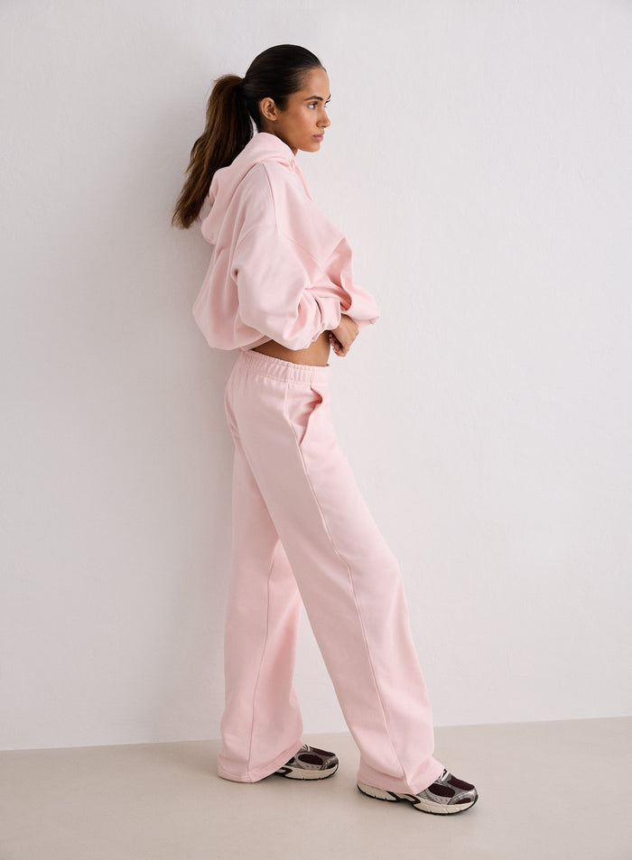 Nainen sivuprofiilissa yllään vaaleanpunaiset Ballerina Chunky Terry Sweatpants -collegehousut ja yhteensopiva huppari [S-170cm]