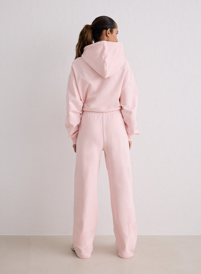 Nainen takaapäin yllään vaaleanpunaiset Ballerina Chunky Terry Sweatpants -collegehousut ja yhteensopiva huppari merkiltä aim'n [S-170cm]
