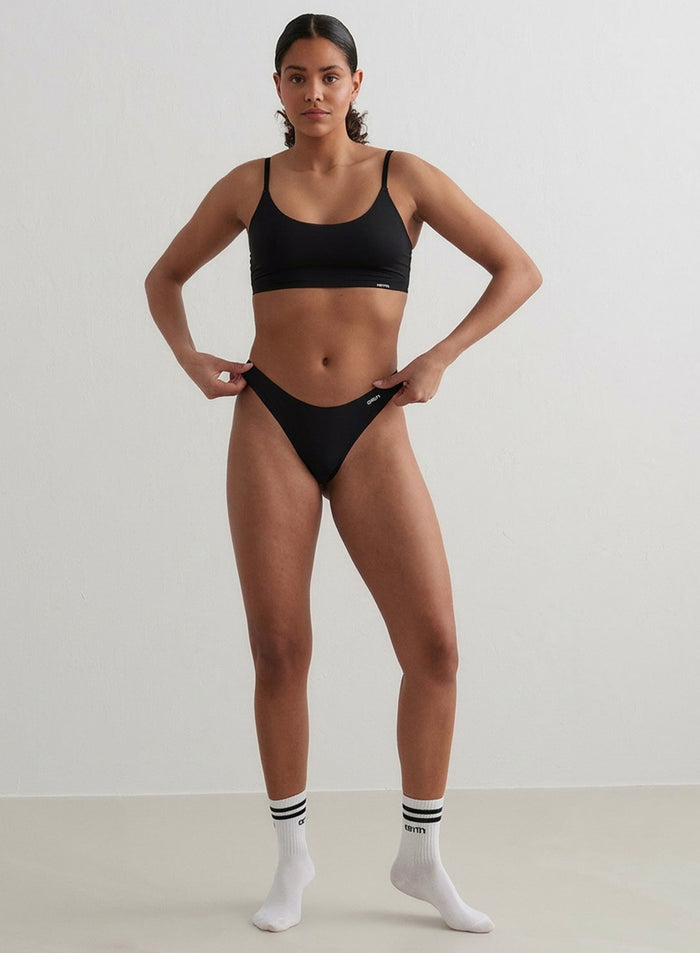 Malli yllään aim'n Black Invisible Thong 3-Pack
