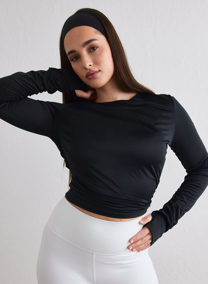 Nainen yllään musta Luminous Draped Long Sleeve ja yhteensopiva musta panta [L-174cm]
