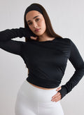 Nainen yllään musta Luminous Draped Long Sleeve ja yhteensopiva musta panta [L-174cm]