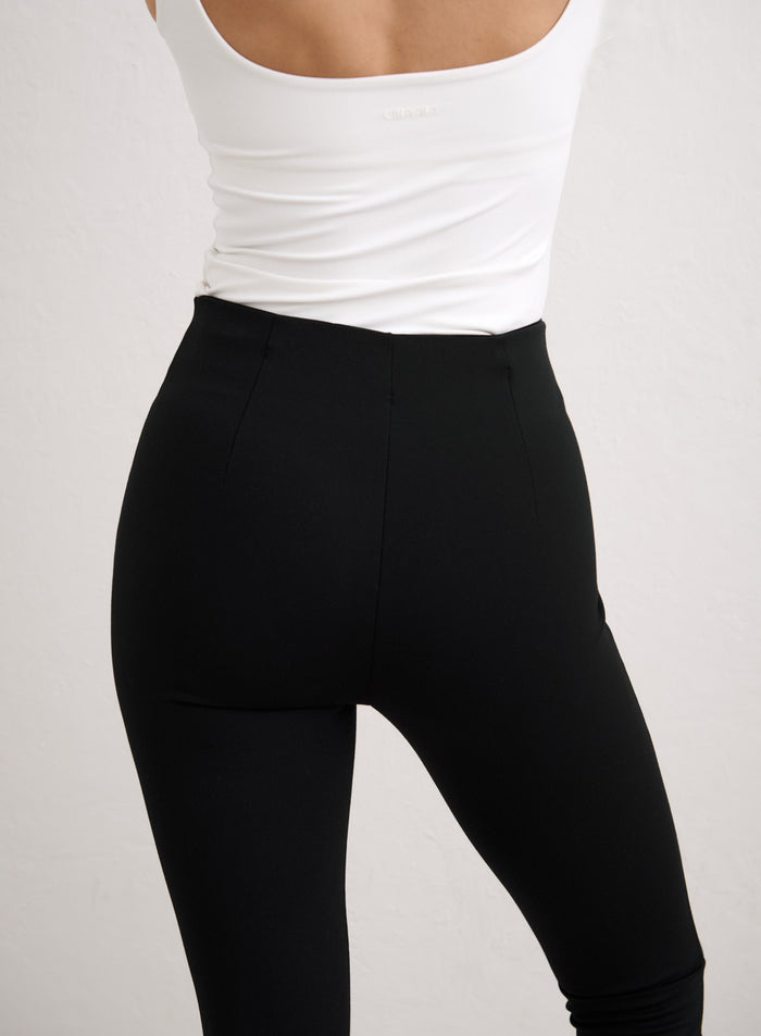 Takaapäin kuvatut mustat korkeavyötäröiset aim'n Luxe Capri Pants -housut, joissa on tyylikäs istuvuus. [34-174cm]