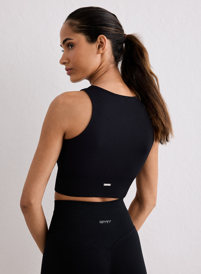 Nainen takaapäin yllään musta Ribbed Seamless Crop Top [XS-170cm]