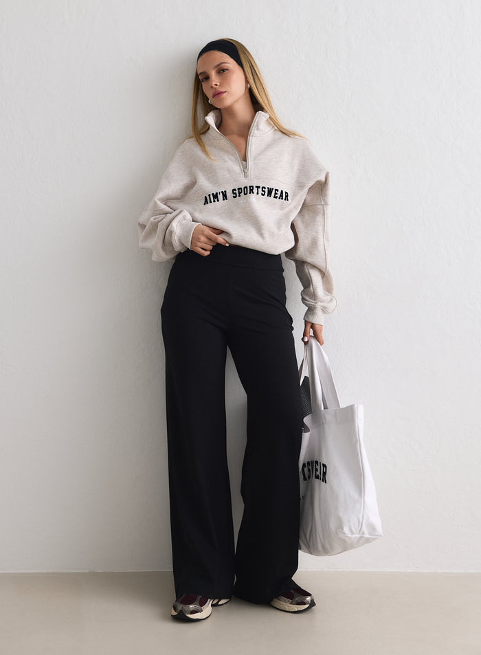 Mustat korkeavyötäröiset leveälahkeiset Sense Tall Pants -housut ja beige aim'n-collegepaita. [M-170cm]