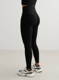 Mustat aim'n Shape Seamless Tall Tights -treenitrikoot, joissa on invisible scrunch ja korkea joustovyötärö.