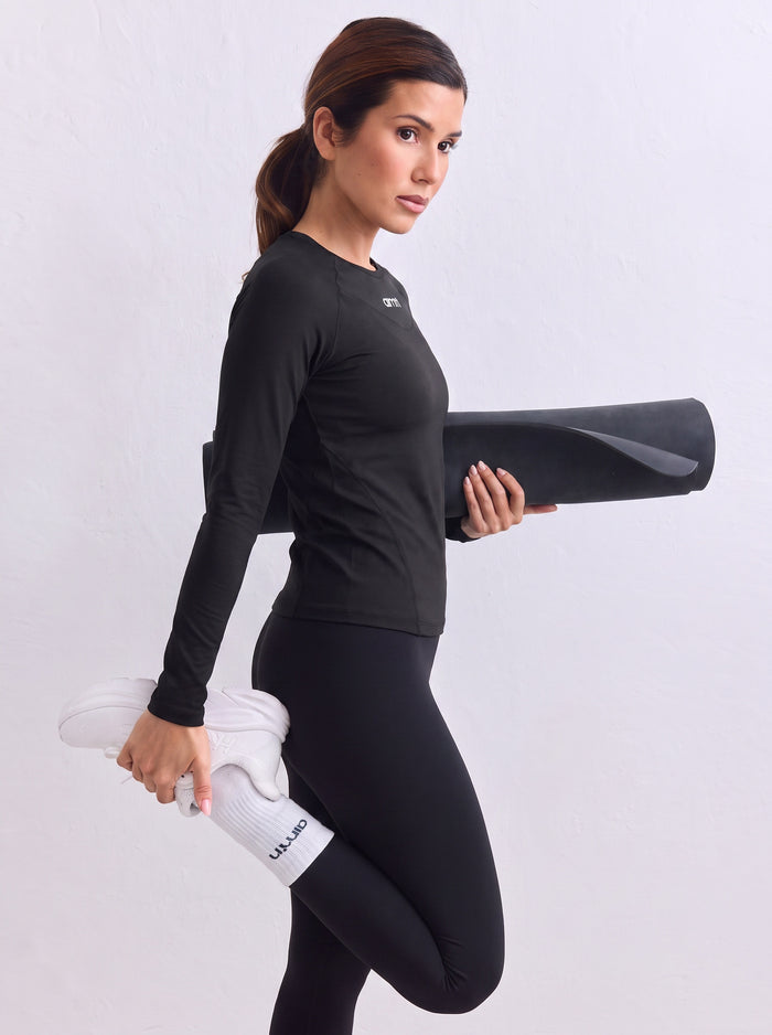 Musta aim'n Soft Basic Long Sleeve second skin -tuntumalla, yhteensopivat leggingsit ja valkoiset lenkkarit.