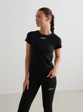 Musta lyhythihainen aim'n Soft Basic -treenitoppi valkoisella logolla ja yhteensopivat mustat leggingsit.