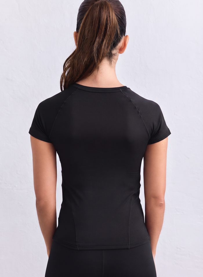 Musta aim'n Soft Basic Short Sleeve -paita, jossa on raglanhihat ja pyöreä pääntie, kuvattuna takaapäin.