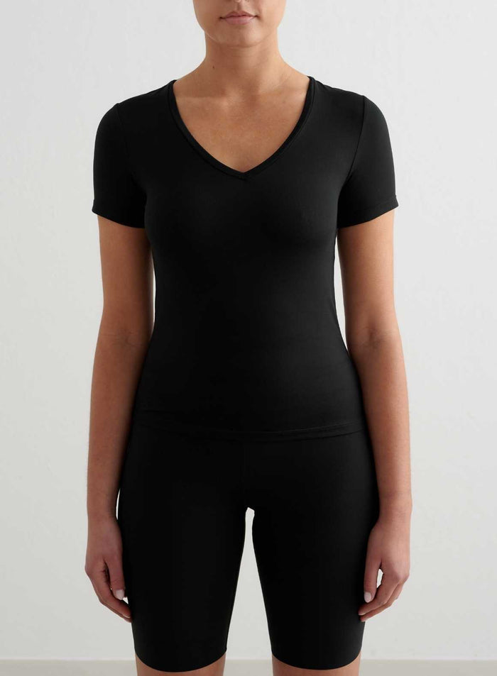 Musta aim'n Soft Basic V-neck -treenipaita tyköistuvalla mallilla ja erittäin pehmeällä kankaalla.