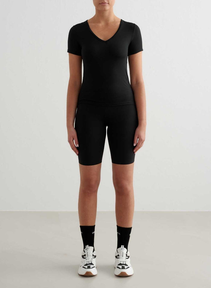Musta aim'n Soft Basic V-neck Short Sleeve -paita yhdistettynä biker-shortseihin luo tyylikkään treeniasun.