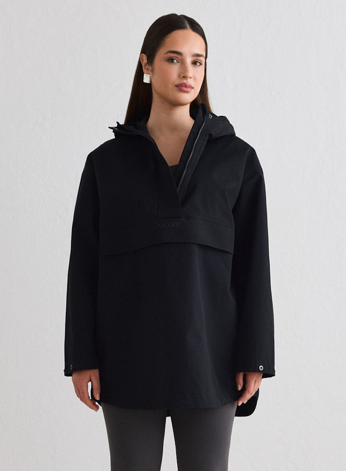 Nainen yllään musta Waterproof Oversized Anorak merkiltä aim'n [M-174cm]
