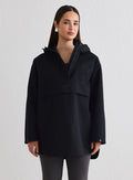 Nainen yllään musta Waterproof Oversized Anorak merkiltä aim'n [M-174cm]
