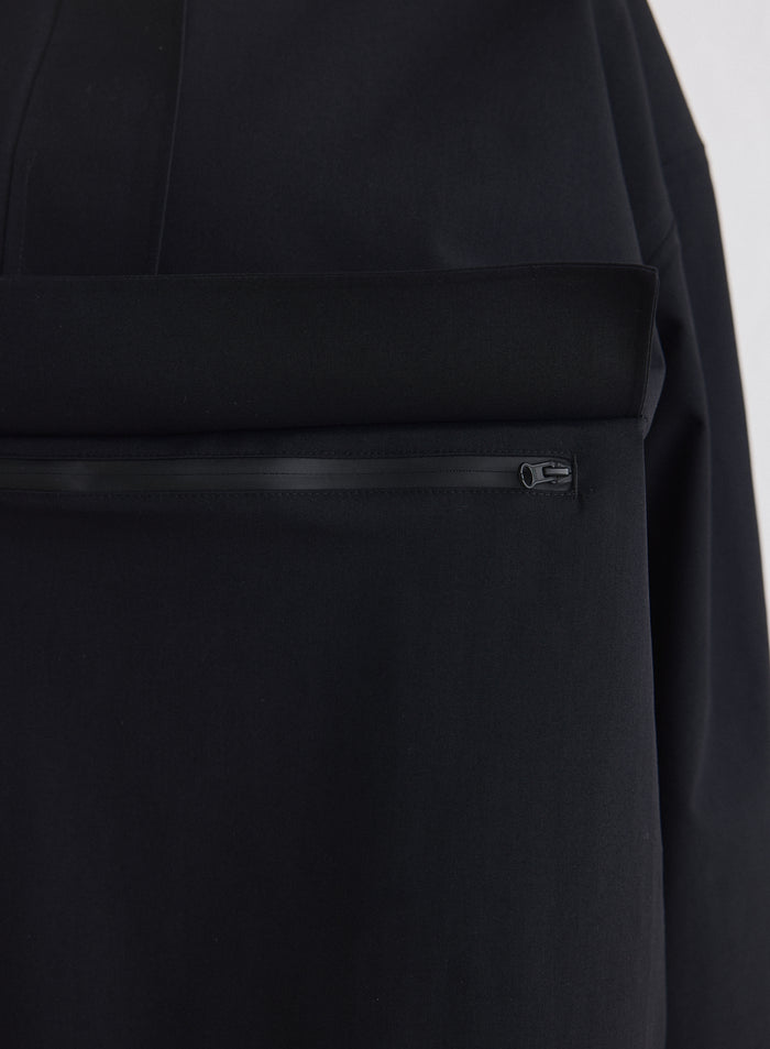 Lähikuva Black Waterproof Oversized Anorak -anorakin vetoketjullisesta rintataskusta [M-174cm]