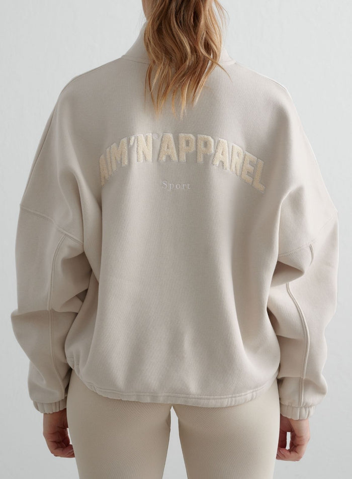 Clay-sävyinen aim'n Campus Sweat Zip Jacket takaapäin, jossa on pehmeä ja kotoisa teddy-kuviointi.