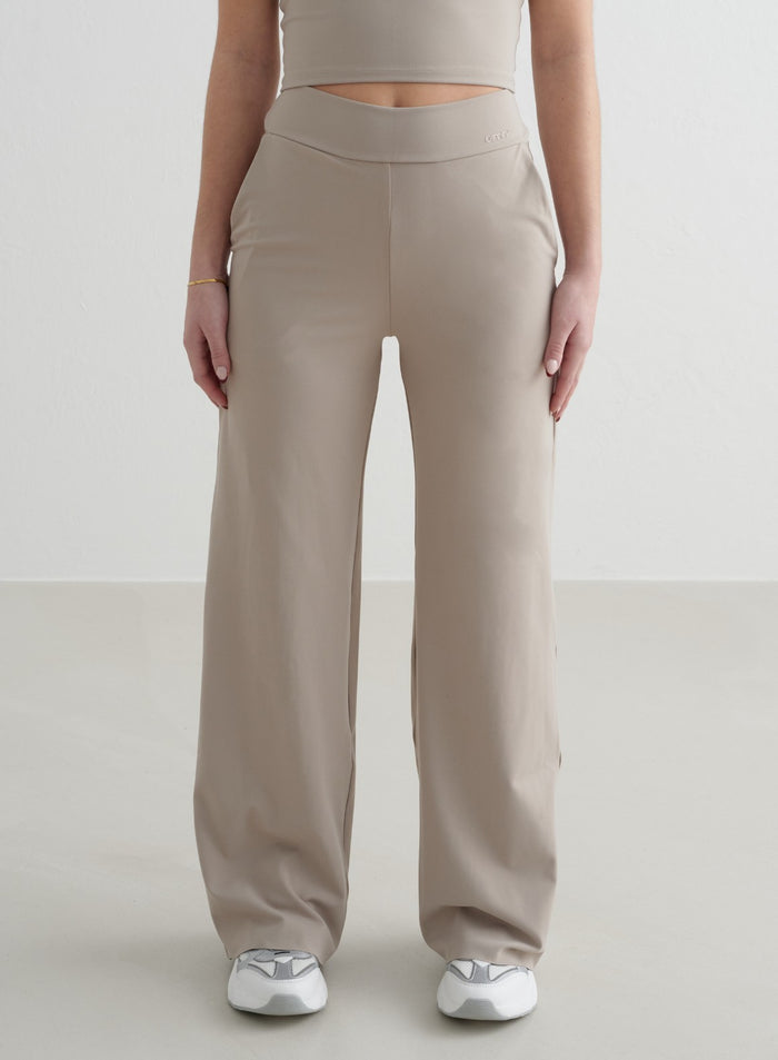 Korkeavyötäröiset aim'n Dark Clay Sense Wide Petite Pants -housut rennolla istuvuudella ja second skin -tunnulla. [S - 162 cm]