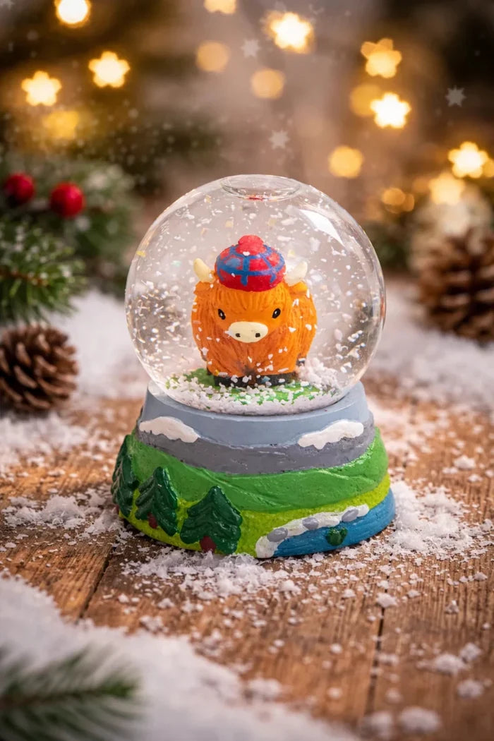 Highland Coo Snowglobe – Scottish Cow Souvenir Gift with Tartan Hat - Heritage Of Scotland -