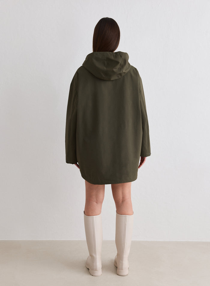 Nainen takaapäin yllään Khaki Waterproof Oversized Anorak ja beiget saappaat [M-174cm]