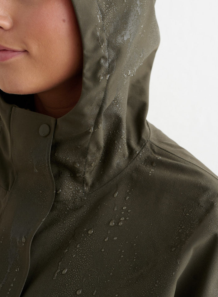 Lähikuva aim'n Khaki Waterproof Oversized Anorak -takista, jonka hupussa ja kankaassa olevat vesipisarat korostavat sen vedenpitävyyttä.
