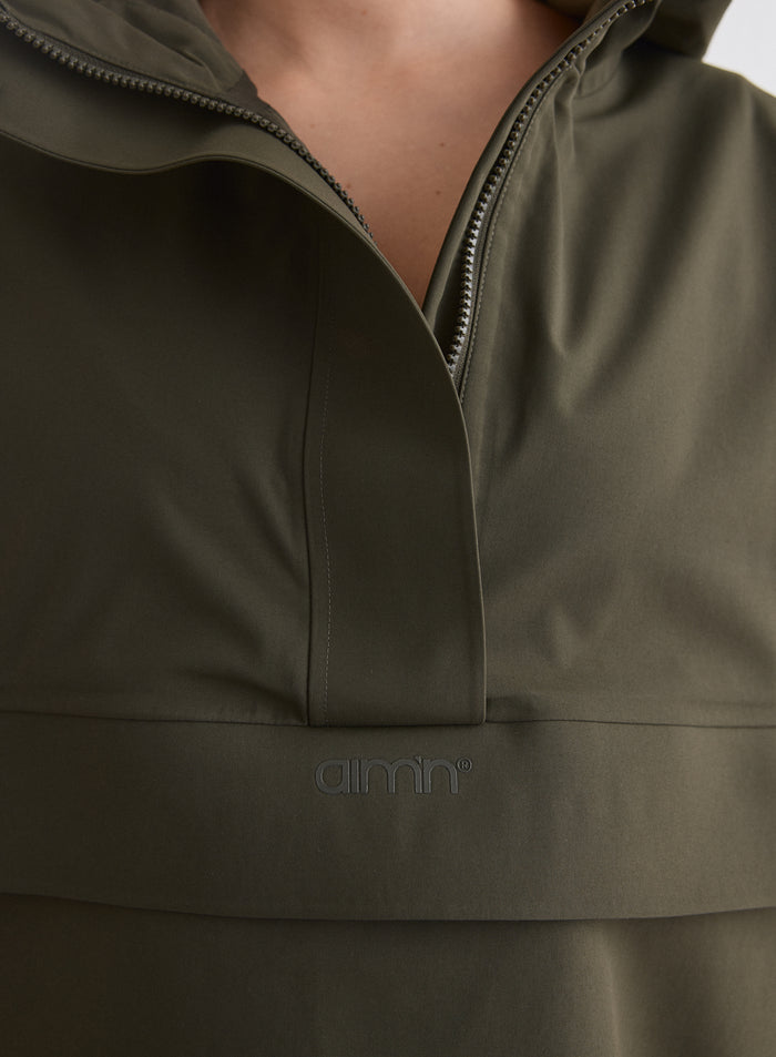 Lähikuva Khaki Waterproof Oversized Anorak -anorakin etuosan yksityiskohdista ja aim'n-logosta [M-174cm]