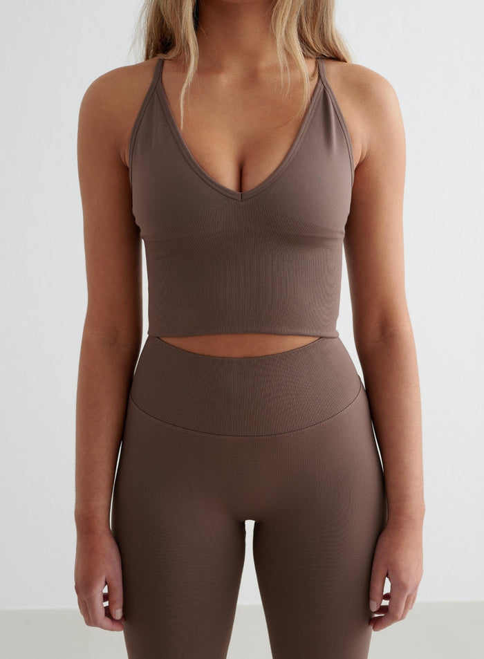 Macchiato-ruskea tyköistuva aim'n Shape Seamless Cross Back Bralette ribatuilla yksityiskohdilla.
