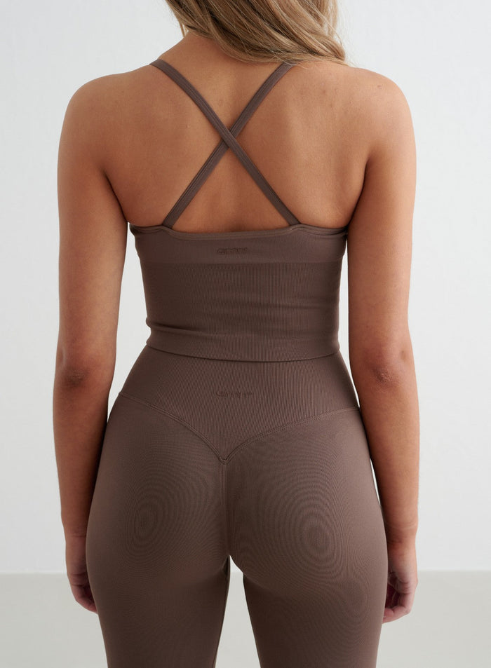 aim'n Macchiato Shape Seamless Cross Back Bralette ja leggingsit nauhallisella selkäosalla.