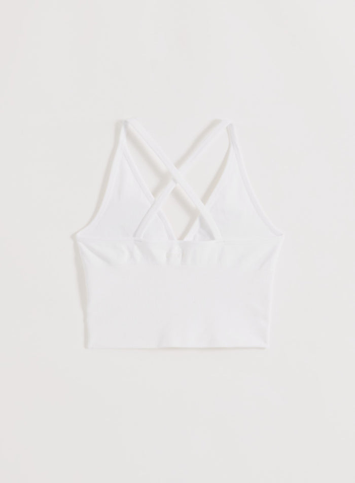 Valkoinen aim'n Shape Seamless Cross Back Bralette takaa kuvattuna, ribattu pinta ja ohuet ristiinmenevät olkaimet.