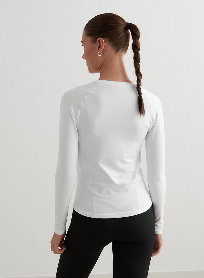 Valkoinen aim'n Soft Basic Long Sleeve raglan-hihoilla ja second skin -tuntumalla, kuvattuna takaapäin.